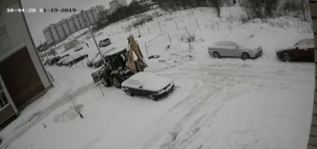 "Слепой" тракторист устроил  ДТП на парковке в Ярославле : видео