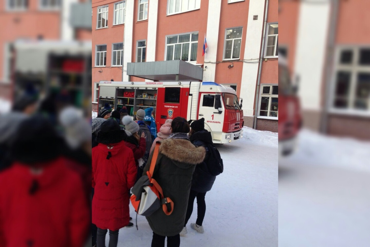 Под вой сирены детей эвакуировали из школы в Ярославле
