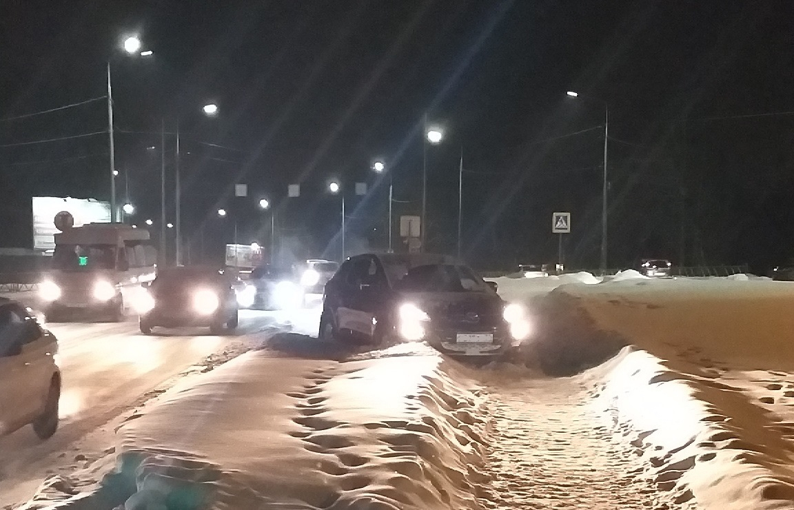 По накатанному льду с дорог на тротуары соскальзывают авто в Ярославле