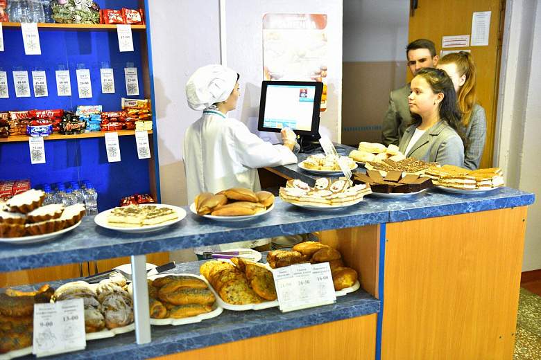 Булочка за отпечаток ладони: школы в Ярославле переходят на безналичную оплату питания