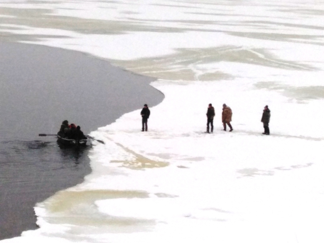 Льдину с людьми унесло течением: как спасали рыбаков под Ярославлем