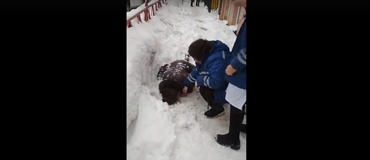 Отказали ноги: снег сошел на женщину в центре Ярославля