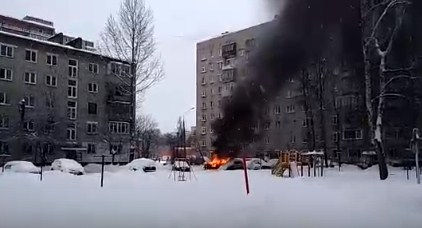 Черный дым в окна: в Заволжском районе полыхала легковушка. Видео
