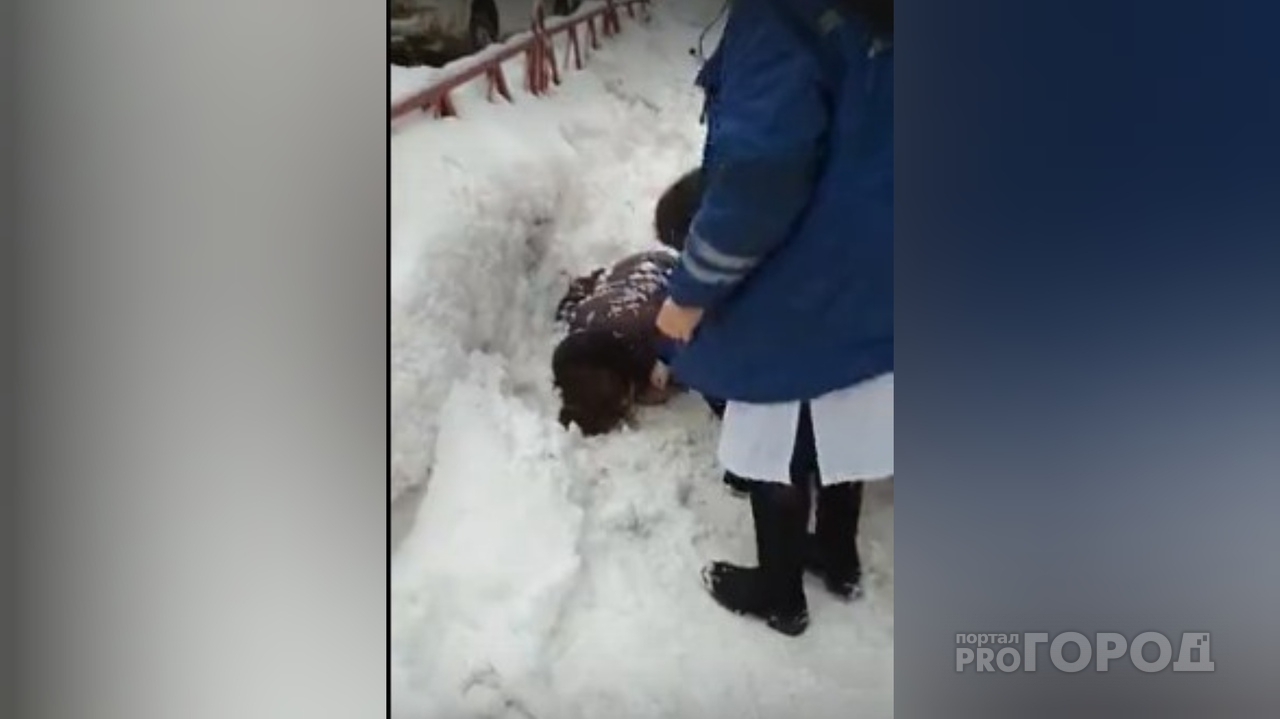 Ледяная глыба отправила ярославну в реанимацию: видео