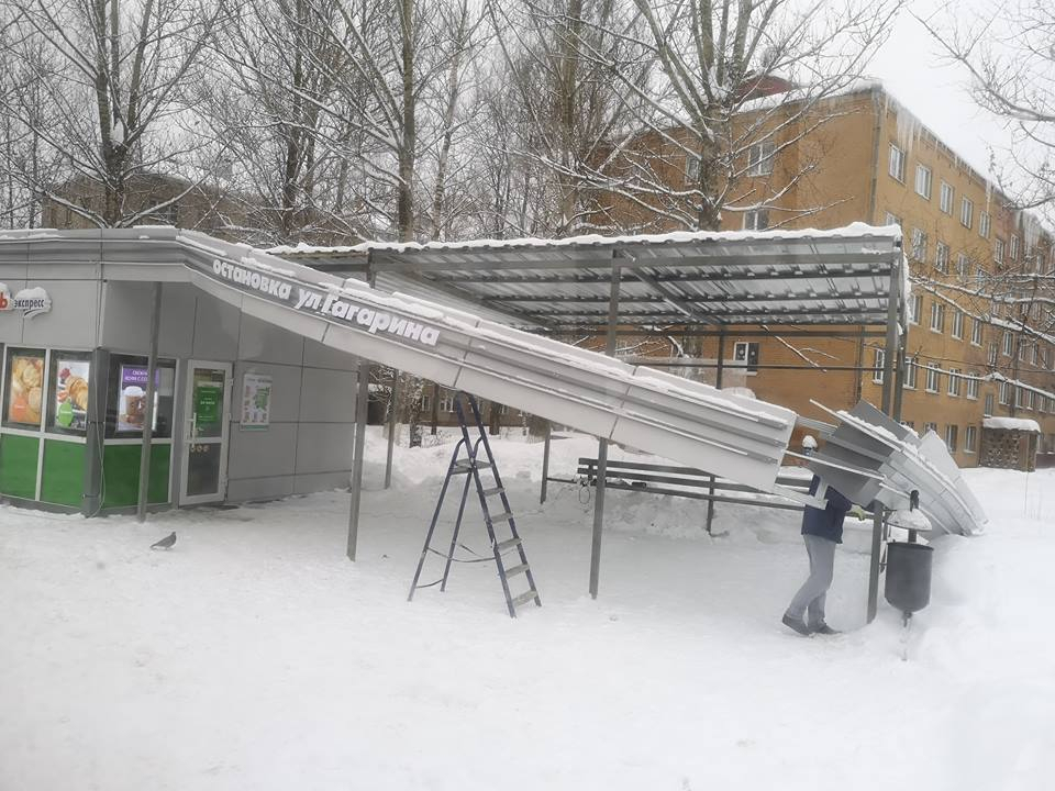 В Ярославле под тяжестью снега обвалилась новая остановка