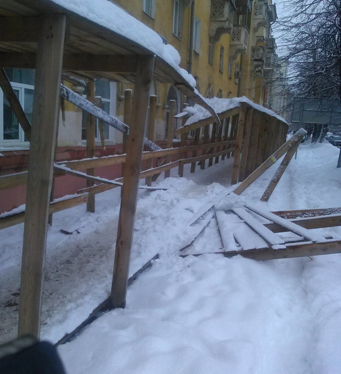 В центре Ярославля рухнули строительные леса: кадры