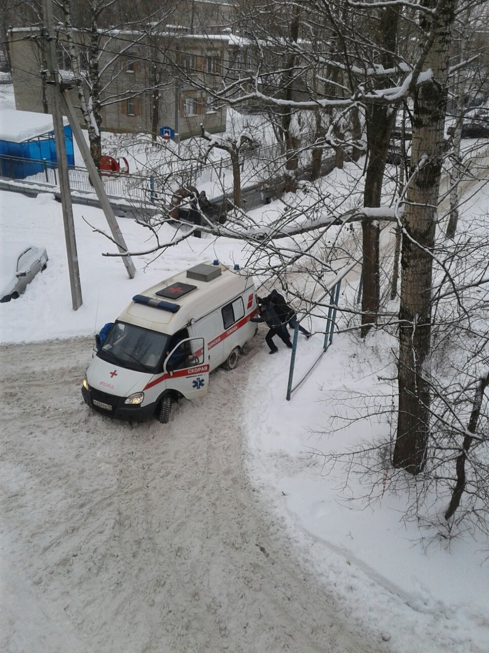 Соседи выталкивают скорую помощь, увязшую в снегу в Ярославле: кадры