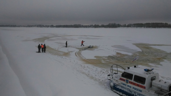 Снегоход с людьми провалился под лед в Ярославле: кадры
