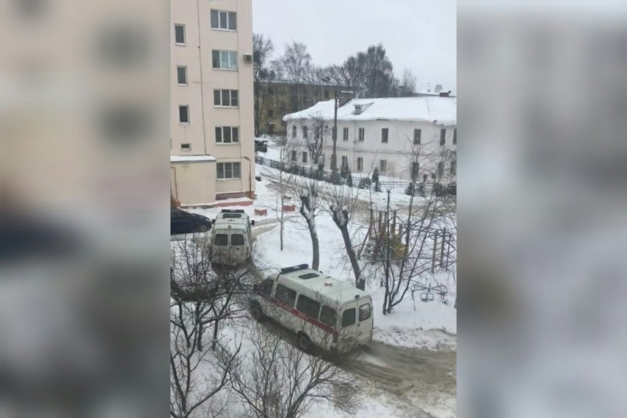 Скорые вытаскивают друг друга из снежного ада в Ярославле: видео