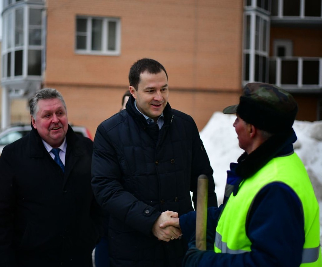 Лучший дворник Ярославля поделился секретом уборки снега с мэром