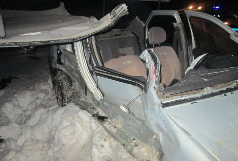 Срезало крышу в машине с людьми: подробности смертельной аварии в Ярославле. Кадры с места