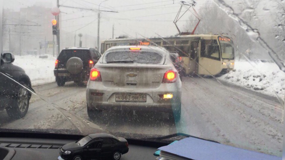 Протаранил сугроб: трамвай с людьми сошел с рельсов в Ярославле