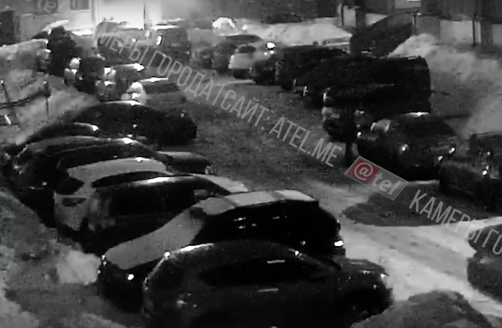 Лицо прятал под капюшоном: поджигатель авто в Рыбинске попал в объектив камеры. Видео
