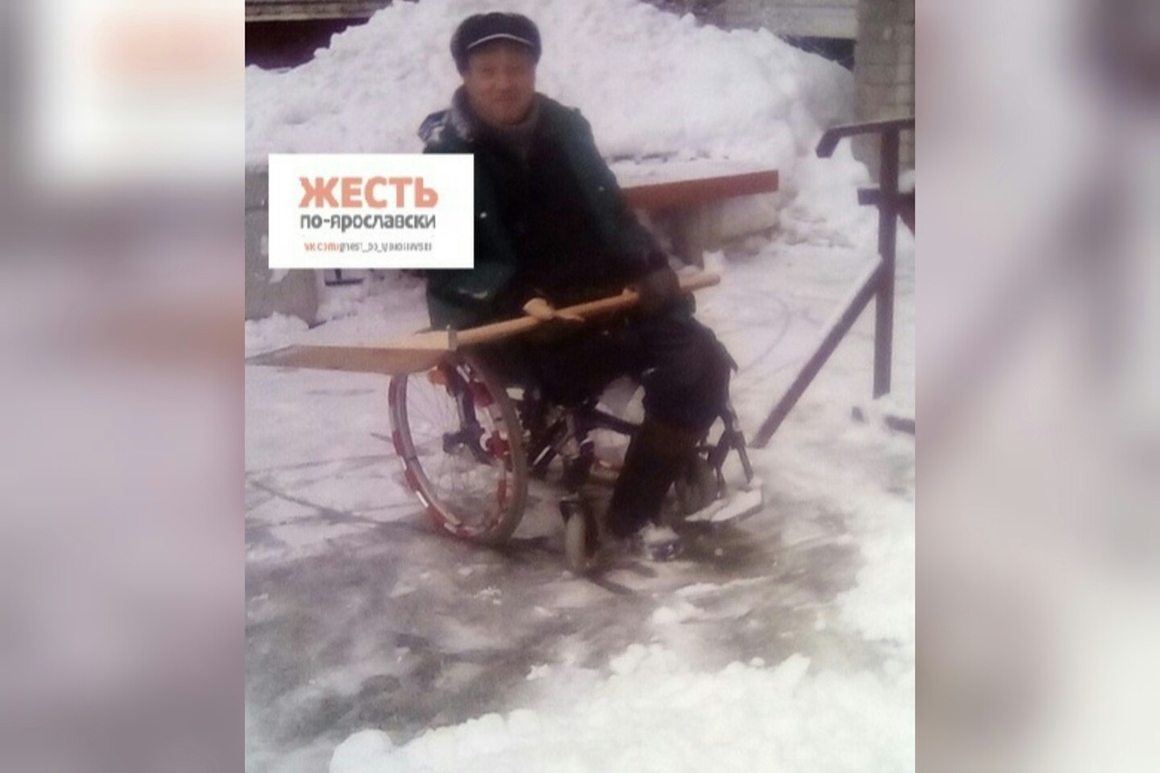 «От власти не дождешься»: ярославец на инвалидной коляске очищает город от снега