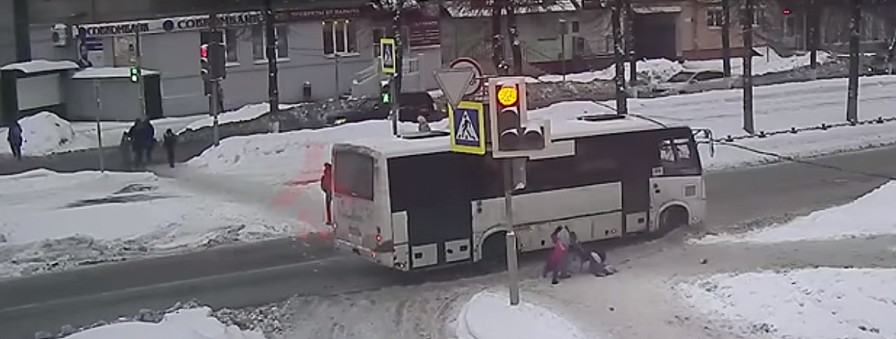 Слезы и крик матери: малышка попала под колеса маршрутки в Ярославле. Видео