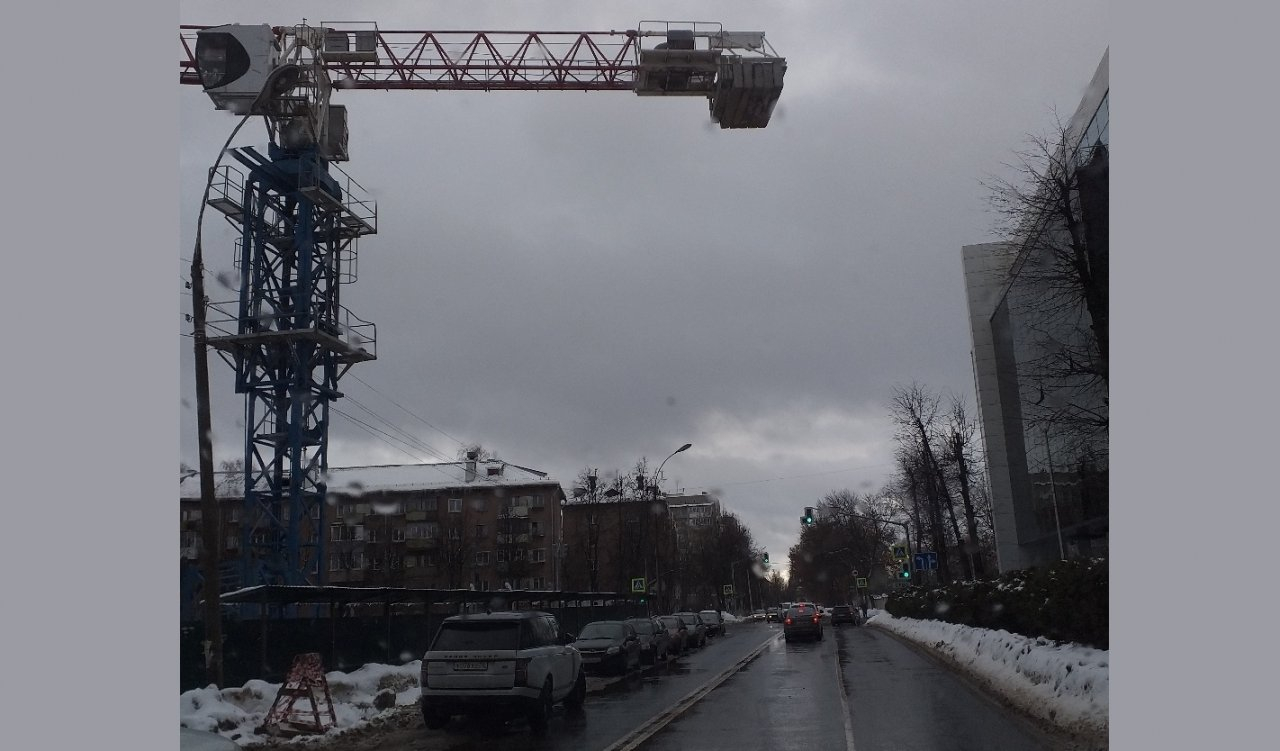 "Долго мучиться не будешь": бетонные плиты нависли над дорогой в Ярославле