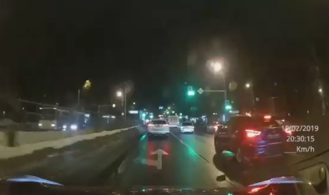 Иномарка сбила человека на пешеходном переходе: видео ДТП из Ярославля