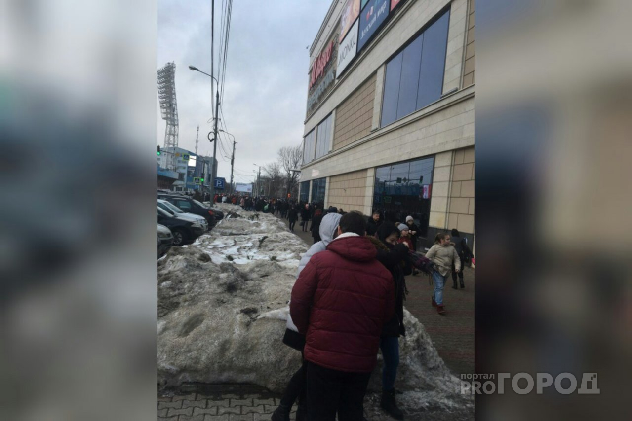 Сотни людей выбежали на улицу: что произошло в ТЦ Ярославля