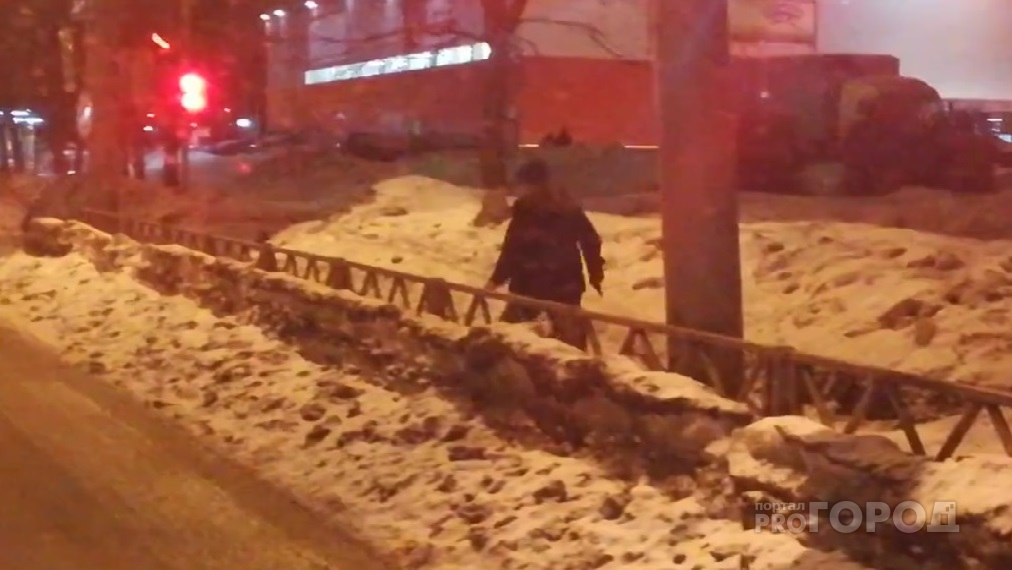 Парень с пистолетом в руках стрелял на улице в Ярославле. Видео
