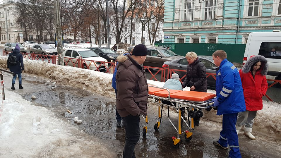 Жертва нечищеных тротуаров: после падения на льду ярославну увезла скорая