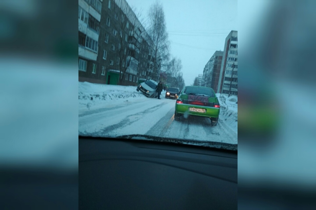 «Смотри, как я умею»: авто оседлало сугроб в Ярославле