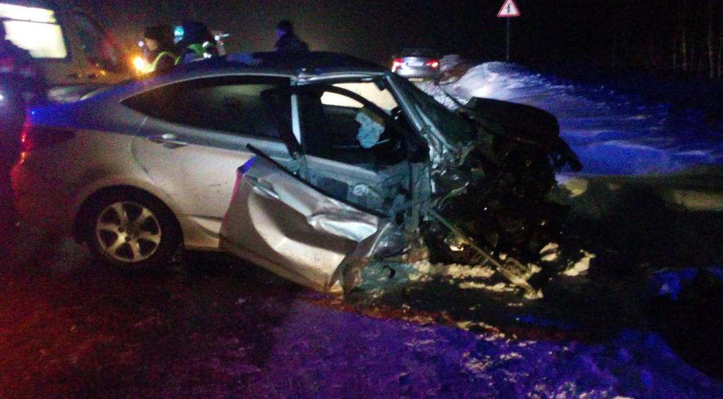 Авто разбито вдребезги: люди пострадали в ДТП под Ярославлем