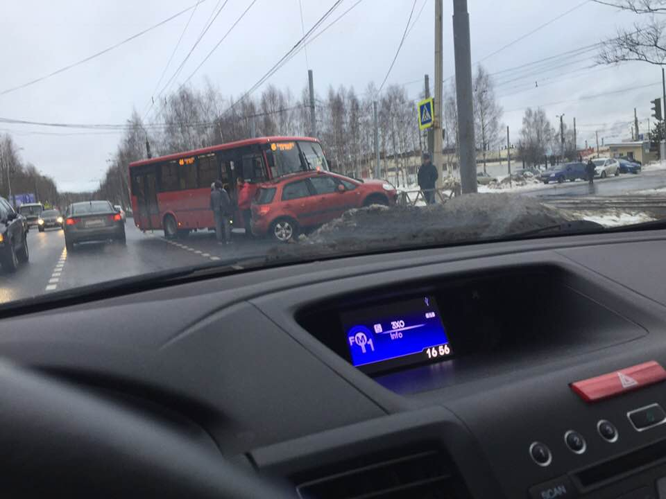 «Каскадеры на дороге»: маршрутка с людьми врезалась в авто в Ярославле