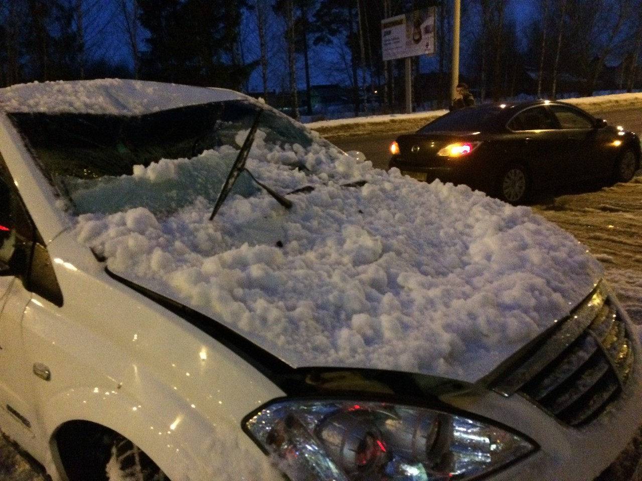 "Ледяное дежавю": рухнувший с крыши снег раскурочил иномарку в Рыбинске