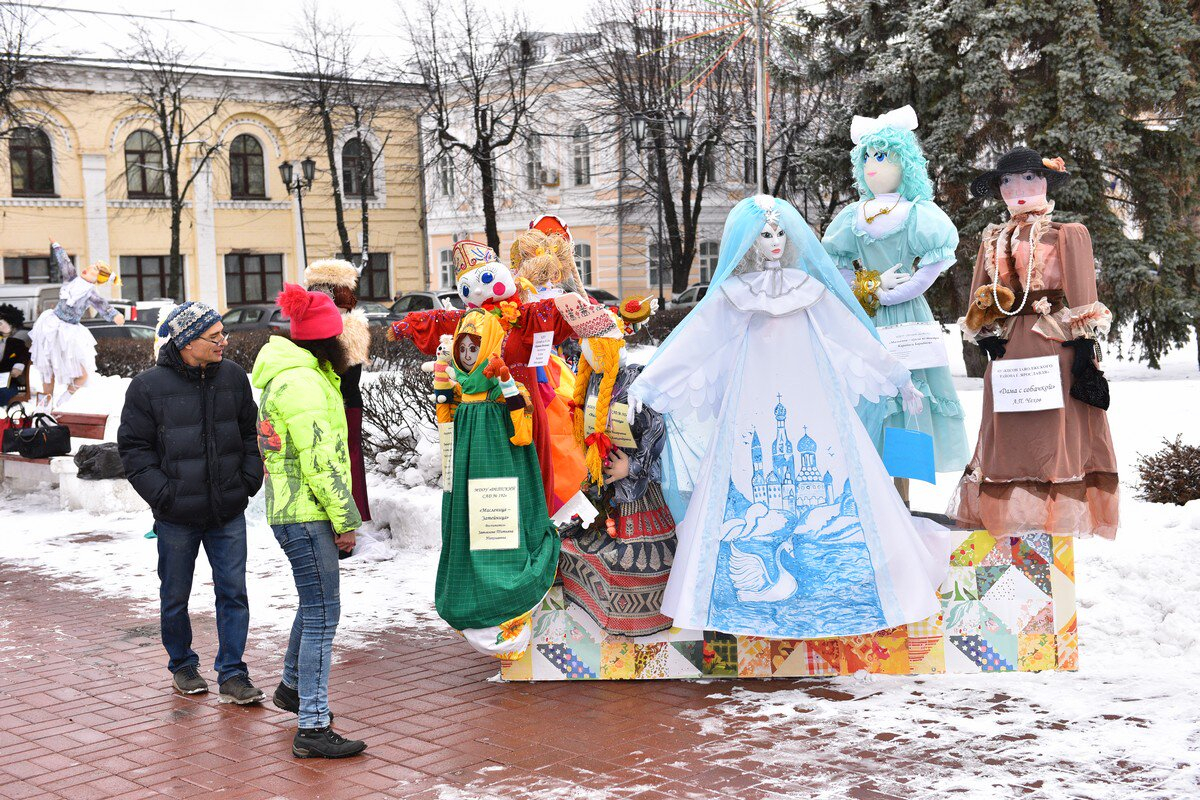 Полтора метра авангарда: в Ярославле открылась выставка масленичных кукол