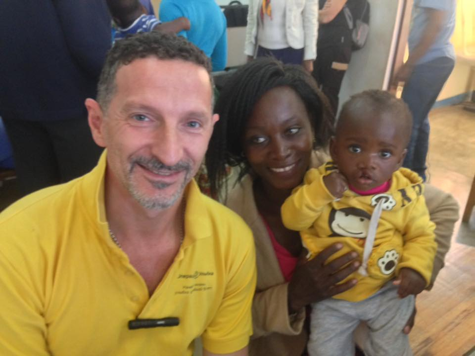 «Они спят на земле»: ярославский врач спасает детей из Африки