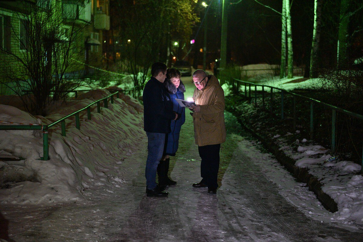 "Подсвечиваем дорогу телефоном": куда жаловаться на тьму во дворах, рассказали ярославцам