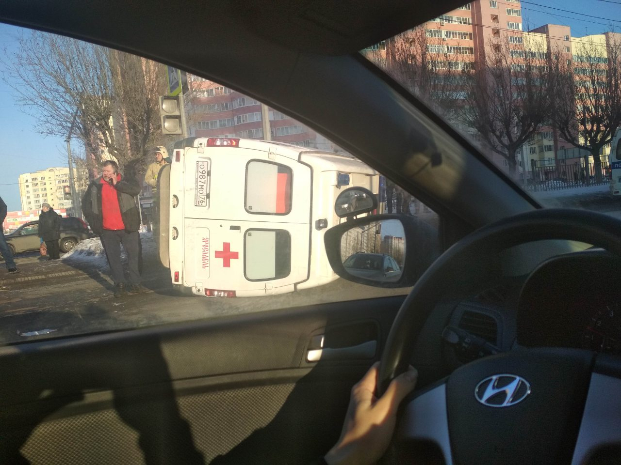 «Водитель скрылся с места ДТП»: скорая с людьми перевернулась в Ярославле. Кадры