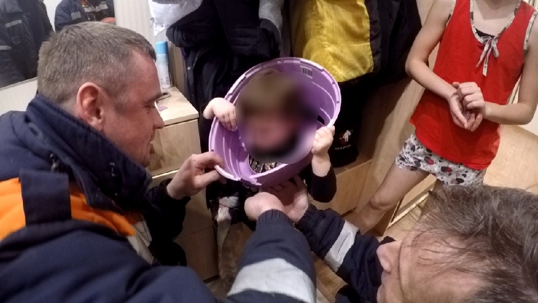 Малышка из Ярославля застряла головой в горшке: кадры спасения