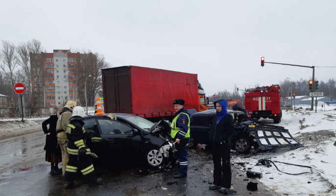 Людей доставали спасатели: оба авто раскурочило в ДТП на Фрунзе