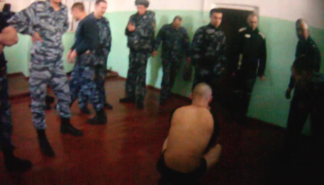 "Докури бычок" и пинки:  новые шокирующие видео пыток в ярославской колонии