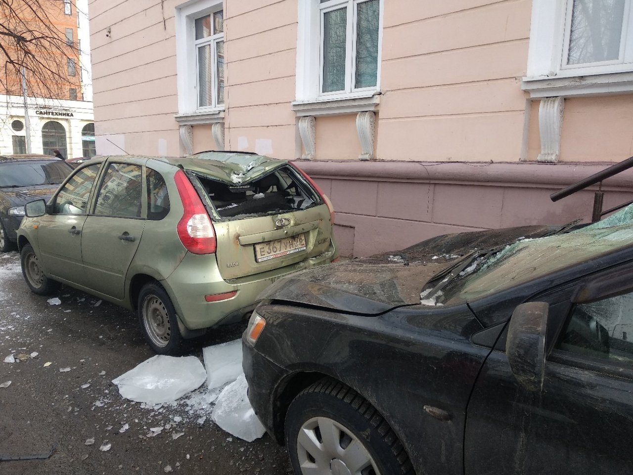 Льдины расплющили авто в центре Ярославля: кадры с места ЧП