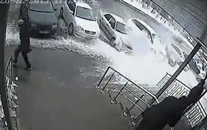 "Мужчина спас ее от гибели": рухнувший с крыши снег расплющил автомобили в Рыбинске. Видео