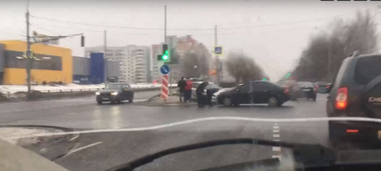 Не поделили перекресток: видео опасного ДТП из Ярославля