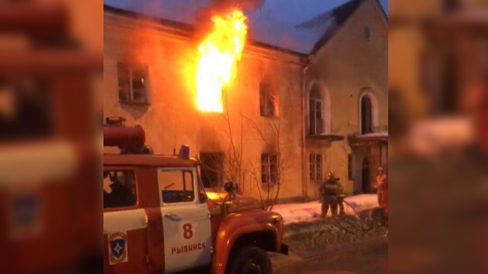 Столб огня вырывался из окна: видео ночного пожара в Рыбинске