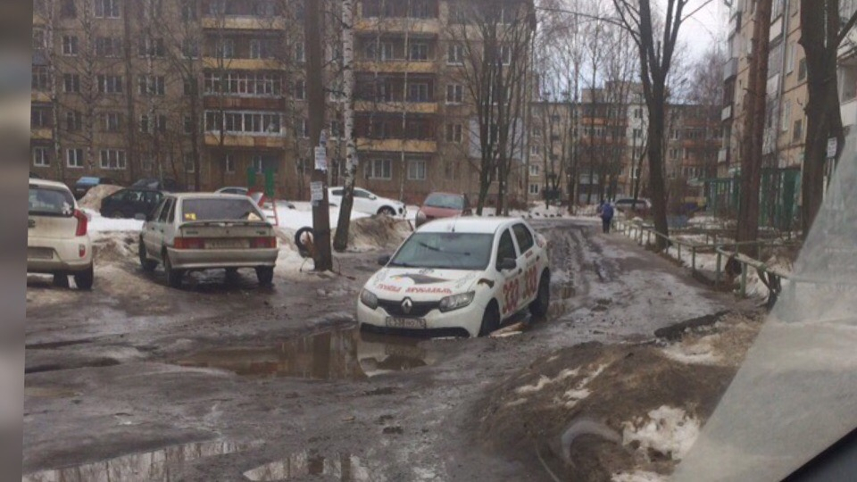 «Как жуки, копошимся в грязи»: машина провалилась в яму в Ярославле