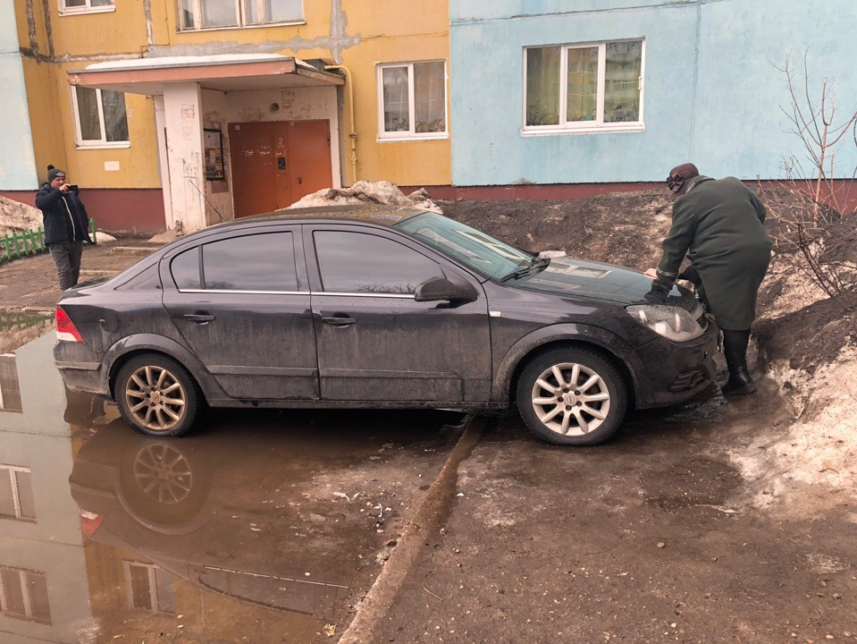 Бабушка пыхтела, но лезла через капот: чудеса парковки из Ярославля