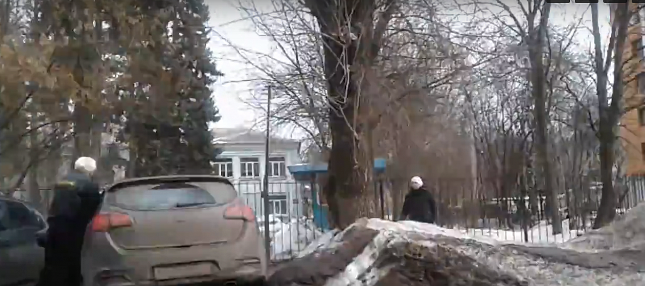 «Уберите руки»: ярославец накинулся на женщину из-за парковки. Видео