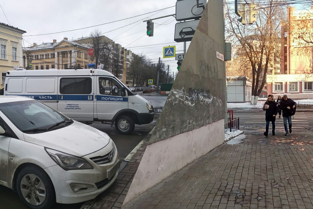 Парень с автоматом Калашникова вышел на улицы Ярославля