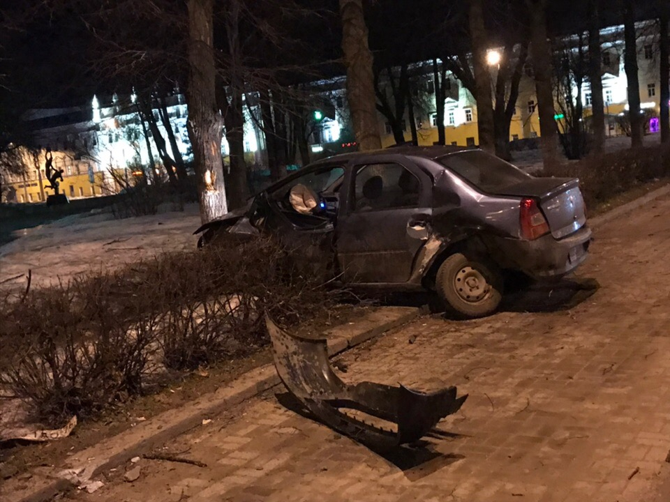 Когда вытаскивали, он был жив: иномарка вылетела на тротуар в Ярославле