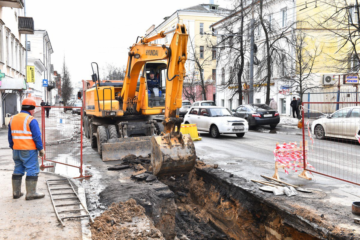 Сначала трубы, а потом дороги: в центре Ярославля меняют водопровод