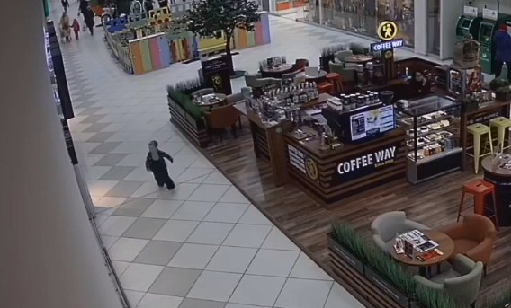 "Бегал босиком с бешеными глазами": ребенка потеряли в торговом центре Ярославля