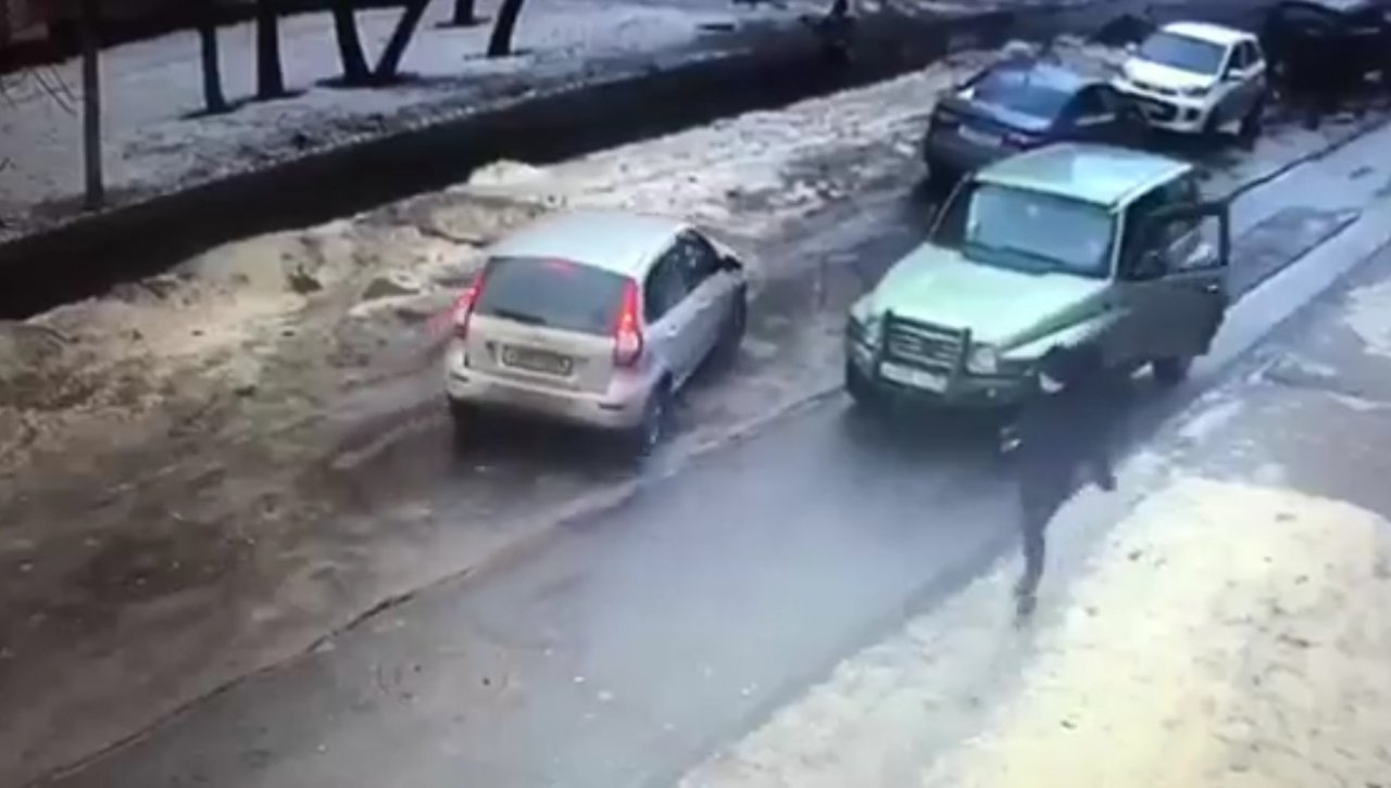 "Уступи мне!": мужчина набросился на девушку-водителя в центре Ярославля. Видео