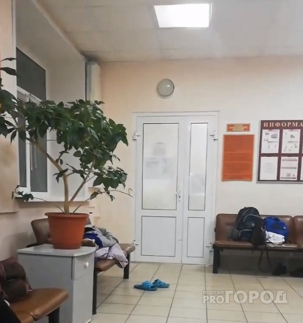 "Кого хочу, того и принимаю": больные дети до ночи лежали на кушетках в коридоре поликлиники в Ярославле. Видео