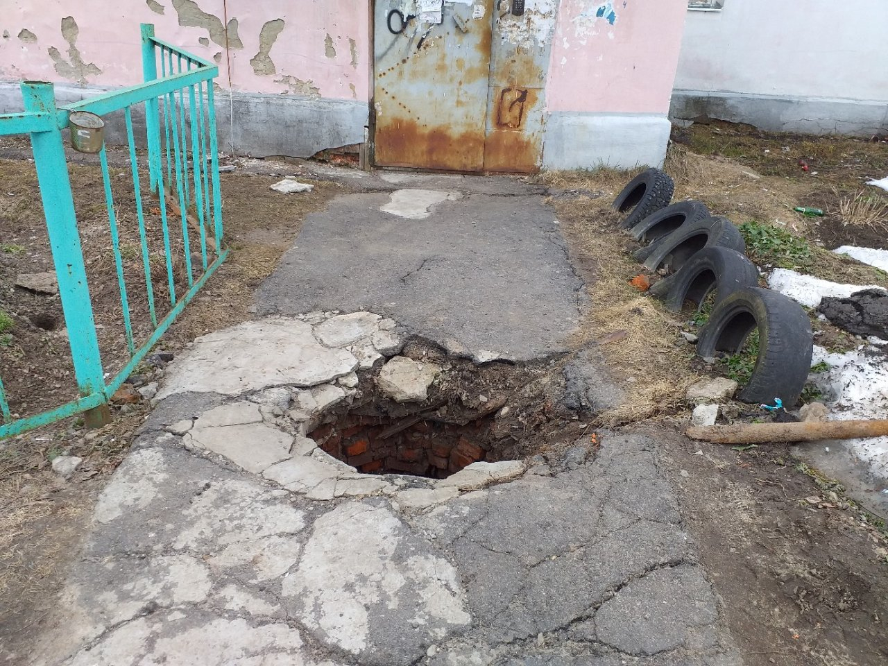 Сегодня утром еще стоял: колодец провалился возле подъезда дома в Ярославской области