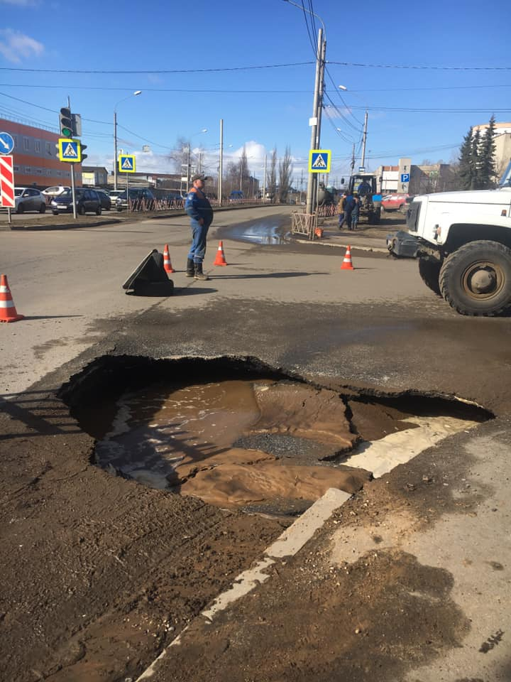 "Водяная ловушка": новая дорога провалилась в центре Ярославля
